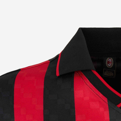 AC Milan historisch retro thuisshirt 1995 1996 met klassieke rood zwarte banen op model Kickoff Antwerpen