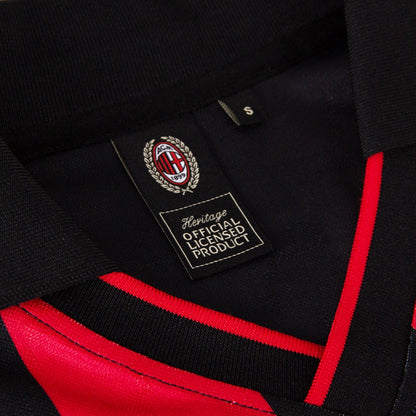 AC Milan historisch retro thuisshirt 1995 1996 met klassieke rood zwarte banen op model Kickoff Antwerpen