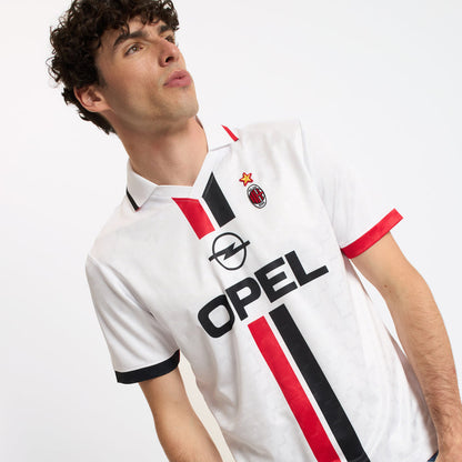 AC Milan historisch retro uittenue 1995 1996 met iconische designkenmerken op model Kickoff Antwerpen