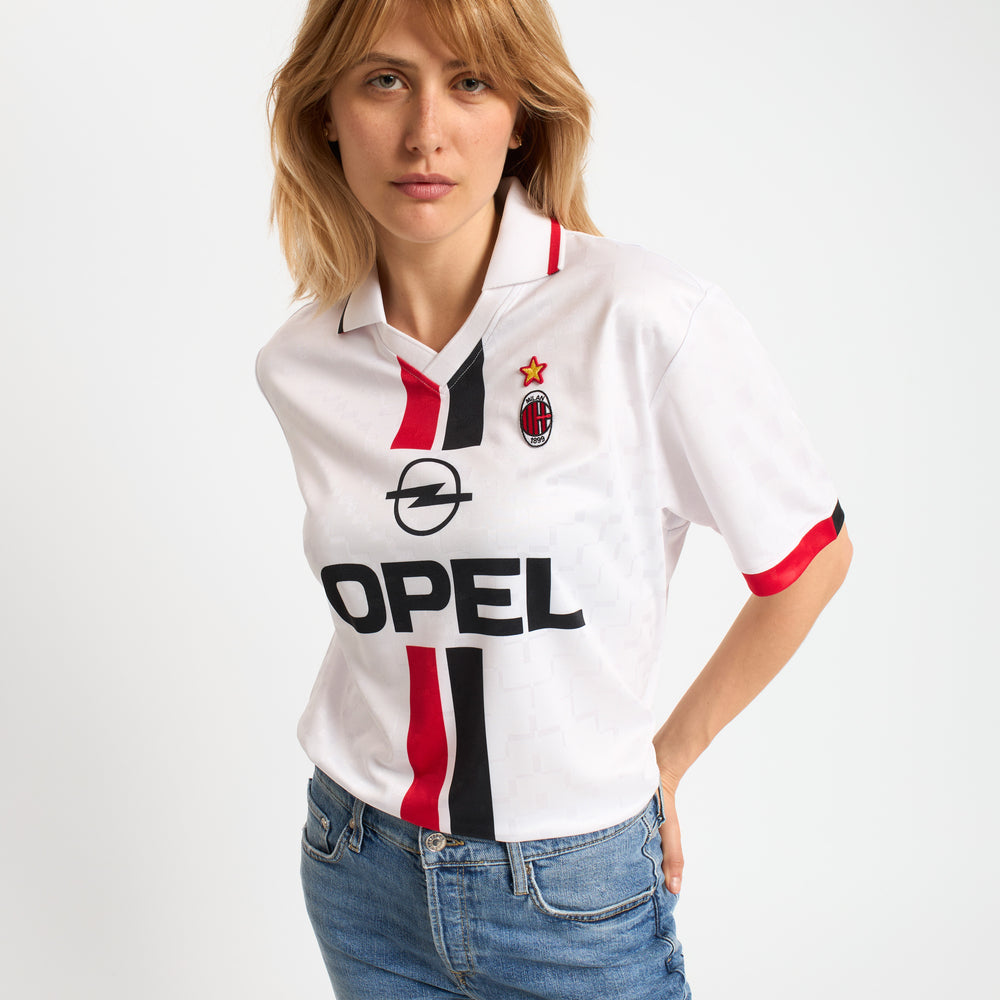 AC Milan historisch retro uittenue 1995 1996 met iconische designkenmerken op model Kickoff Antwerpen