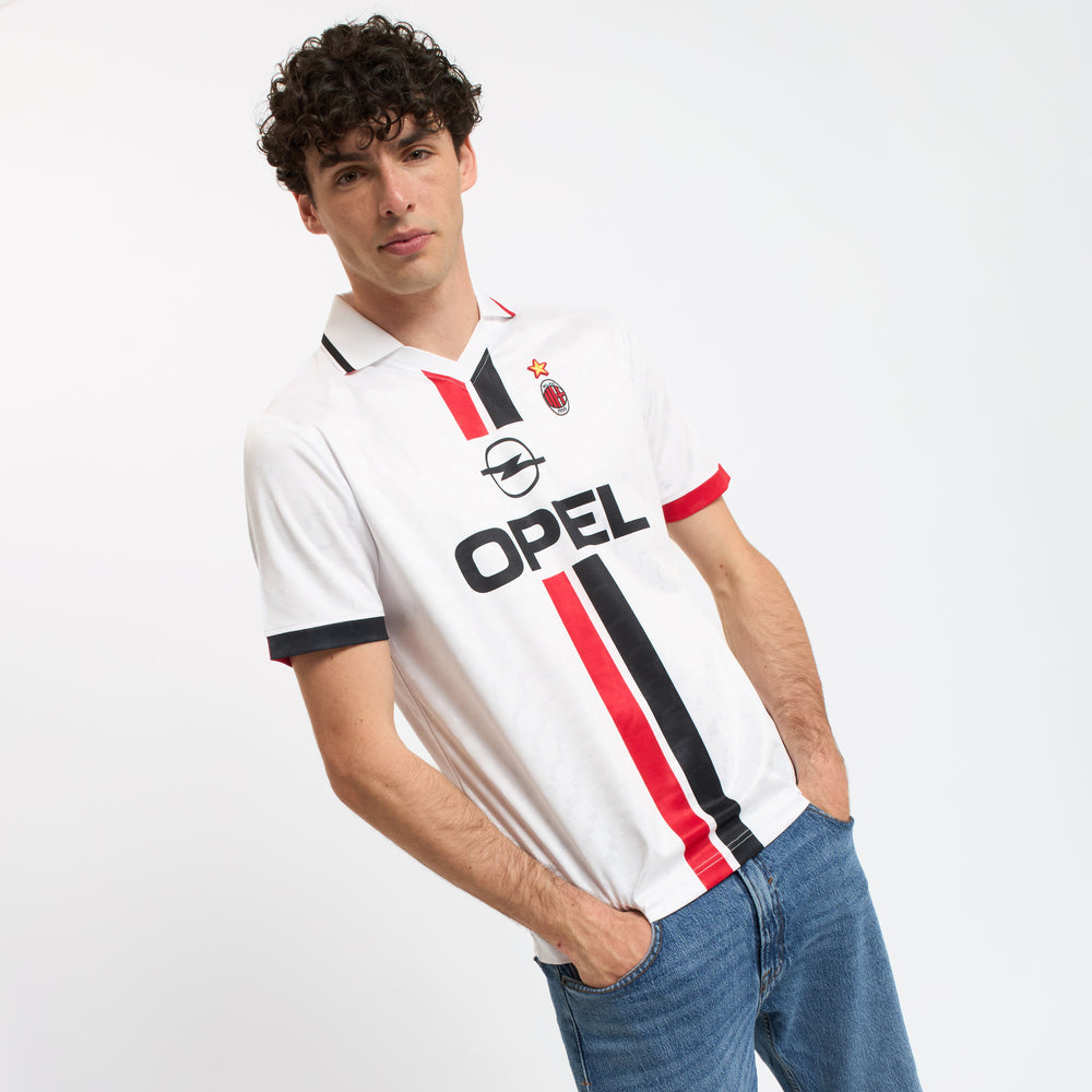 AC Milan historisch retro uittenue 1995 1996 met iconische designkenmerken op model Kickoff Antwerpen