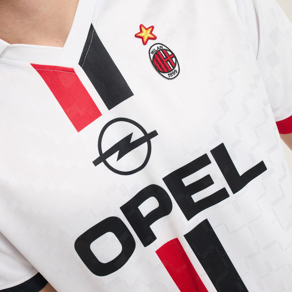 AC Milan historisch retro uittenue 1995 1996 met iconische designkenmerken op model Kickoff Antwerpen