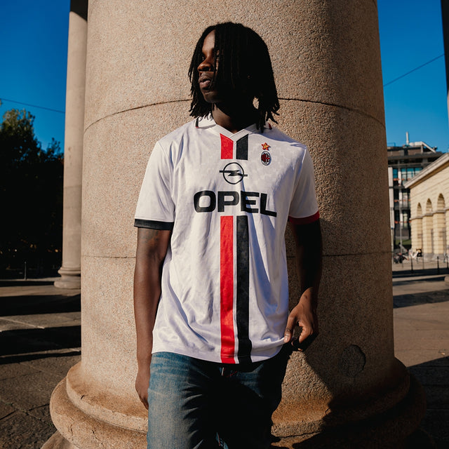 AC Milan historisch retro uittenue 1995 1996 met iconische designkenmerken op model Kickoff Antwerpen