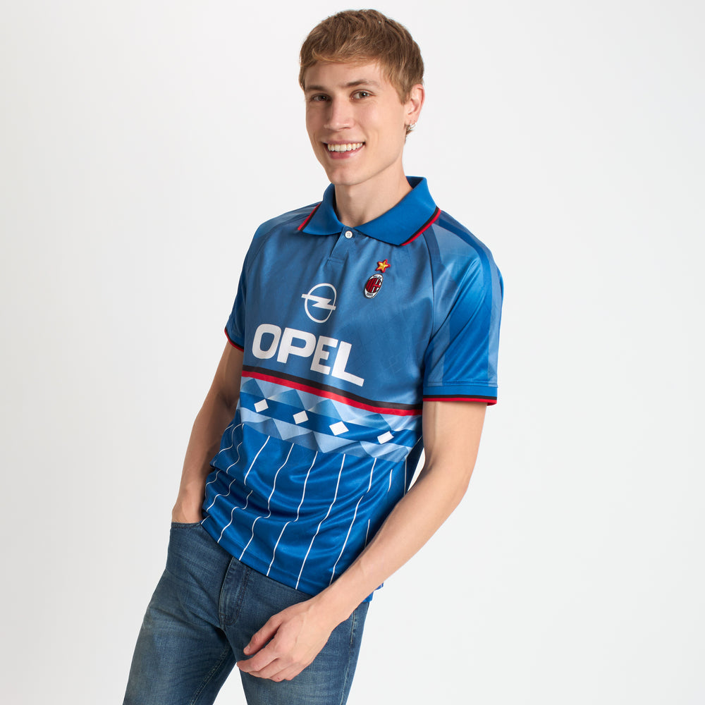 AC Milan historisch retro vierde voetbalshirt 1995 1996 met uniek design op model Kickoff Antwerpen