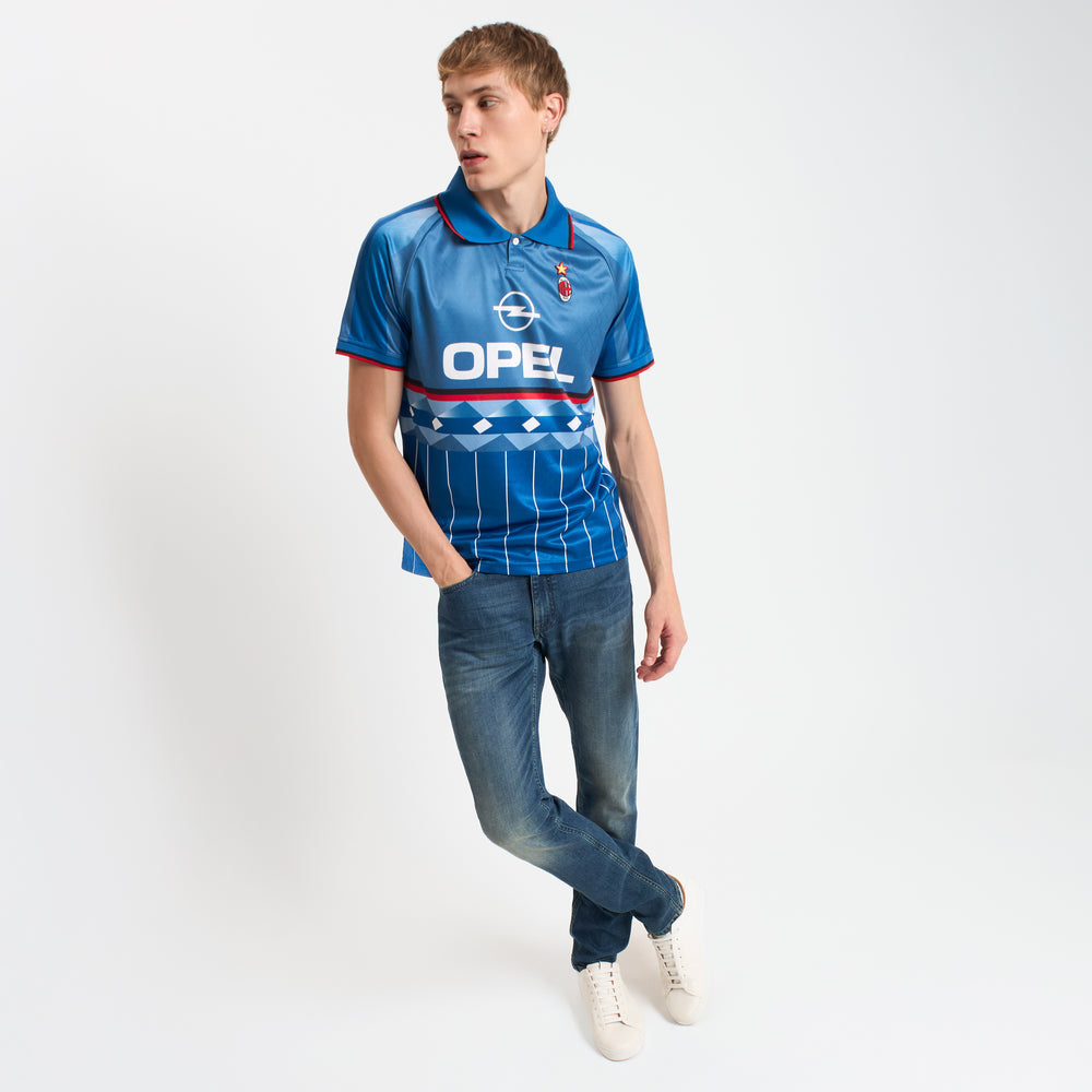 AC Milan historisch retro vierde voetbalshirt 1995 1996 met uniek design op model Kickoff Antwerpen