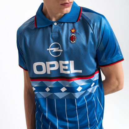 AC Milan historisch retro vierde voetbalshirt 1995 1996 met uniek design op model Kickoff Antwerpen