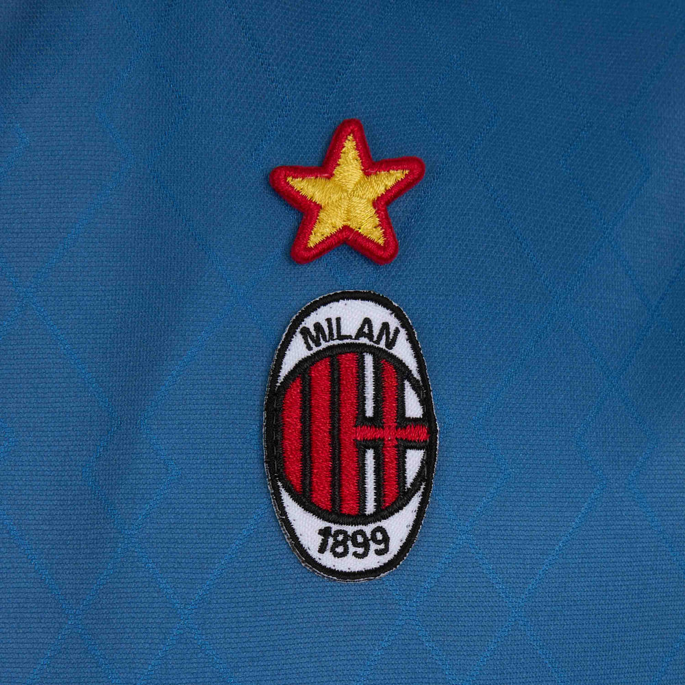 AC Milan historisch retro vierde voetbalshirt 1995 1996 met uniek design op model Kickoff Antwerpen