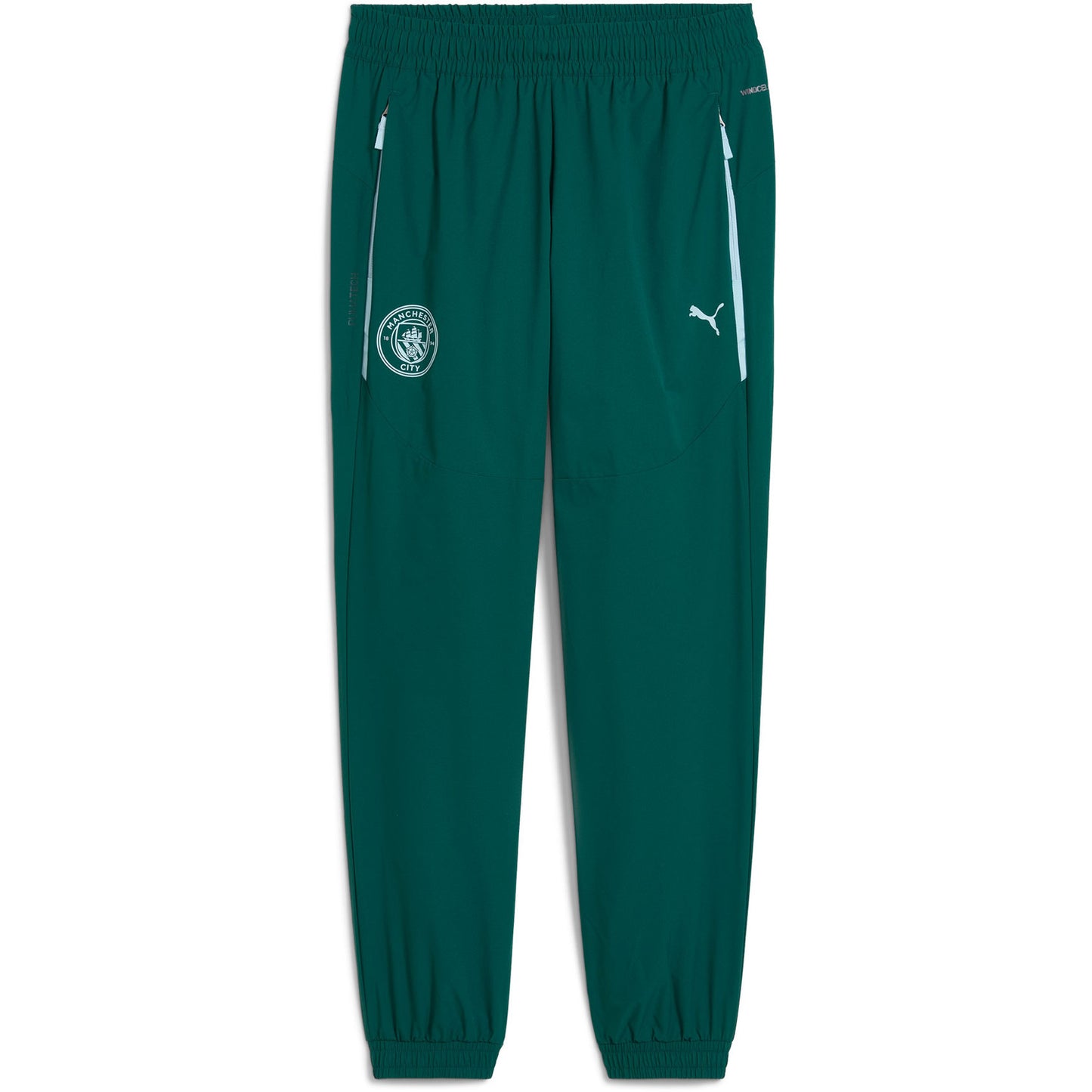 PUMA MANCHESTER CITY PUMATECH WOVEN PANTS 2025 2026 groen trainingsbroek met lichtblauw detail en clublogo van Manchester City op licht blauw achtergrond Kickoff Antwerpen voetbalshop football store
