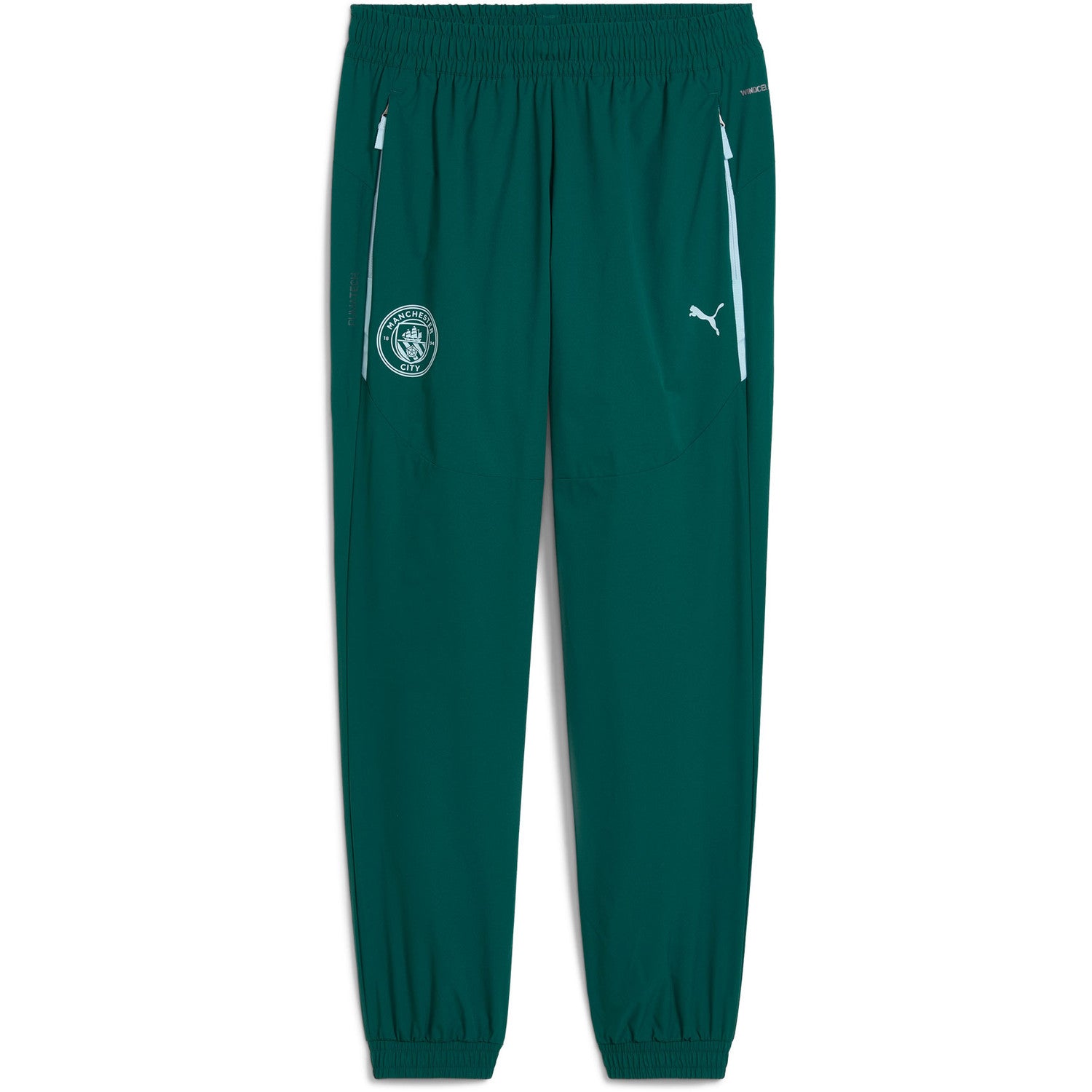 PUMA MANCHESTER CITY PUMATECH WOVEN PANTS 2025 2026 groen trainingsbroek met lichtblauw detail en clublogo van Manchester City op licht blauw achtergrond Kickoff Antwerpen voetbalshop football store