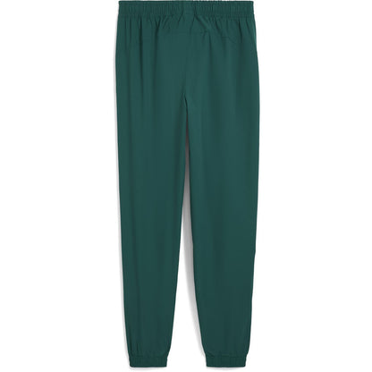 PUMA MANCHESTER CITY PUMATECH WOVEN PANTS 2025 2026 groen trainingsbroek met lichtblauw detail en clublogo van Manchester City op licht blauw achtergrond Kickoff Antwerpen voetbalshop football store