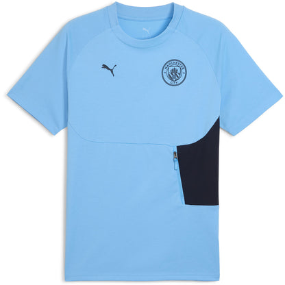 Puma Manchester City PUMATECH POCKET TEE 2025 2026 T-shirt met borstzak, PUMATECH technologie en clublogo, verkrijgbaar bij Kickoff Antwerpen.