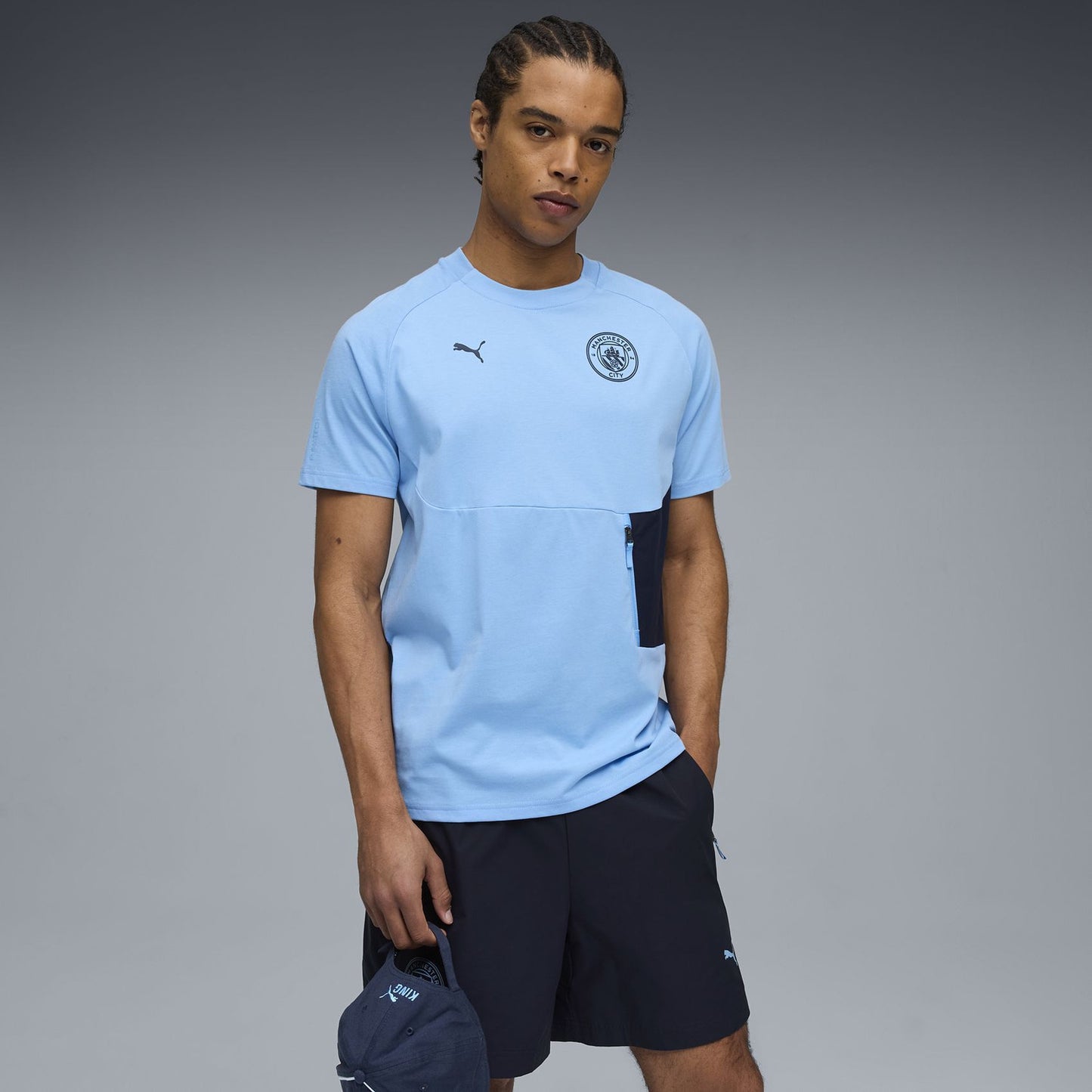 Puma Manchester City PUMATECH POCKET TEE 2025 2026 T-shirt met borstzak, PUMATECH technologie en clublogo, verkrijgbaar bij Kickoff Antwerpen.