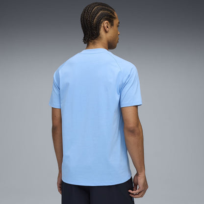 Puma Manchester City PUMATECH POCKET TEE 2025 2026 T-shirt met borstzak, PUMATECH technologie en clublogo, verkrijgbaar bij Kickoff Antwerpen.