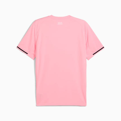 Puma Palermo Home Jersey 2025‑26 – all‑pink shirt met dryCELL‑technologie en monochrome badge, beschikbaar bij Kickoff Antwerpen.
