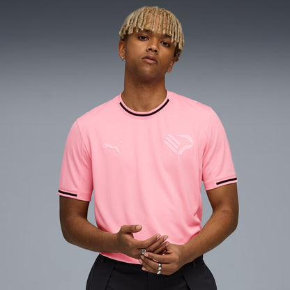 Puma Palermo Home Jersey 2025‑26 – all‑pink shirt met dryCELL‑technologie en monochrome badge, beschikbaar bij Kickoff Antwerpen.