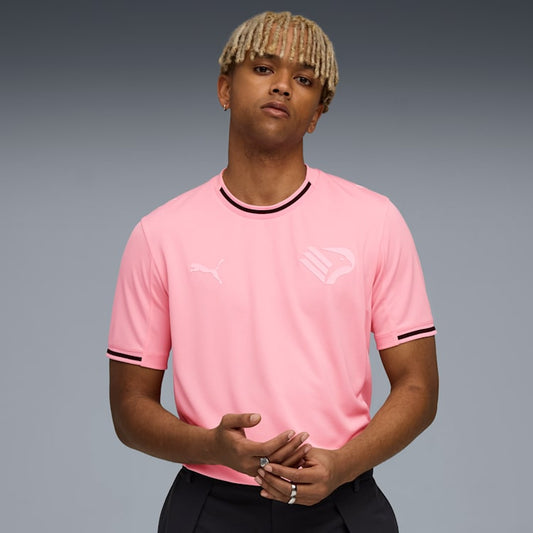 Puma Palermo Home Jersey 2025‑26 – all‑pink shirt met dryCELL‑technologie en monochrome badge, beschikbaar bij Kickoff Antwerpen.