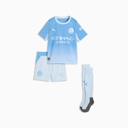 Puma Manchester City Home Minikit 2026-2027 compleet baby peuter tenue hemelsblauw shirt short kousen Kickoff Antwerpen de voetbalshop van Antwerpen