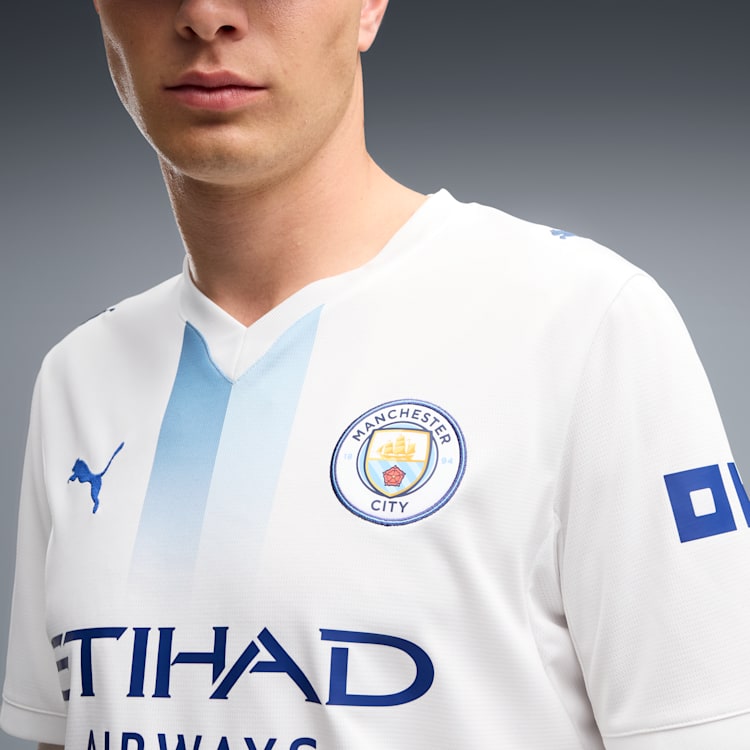 Puma Manchester City derde voetbalshirt 2026 2027 met clublogo en sponsor op model Kickoff Antwerpen