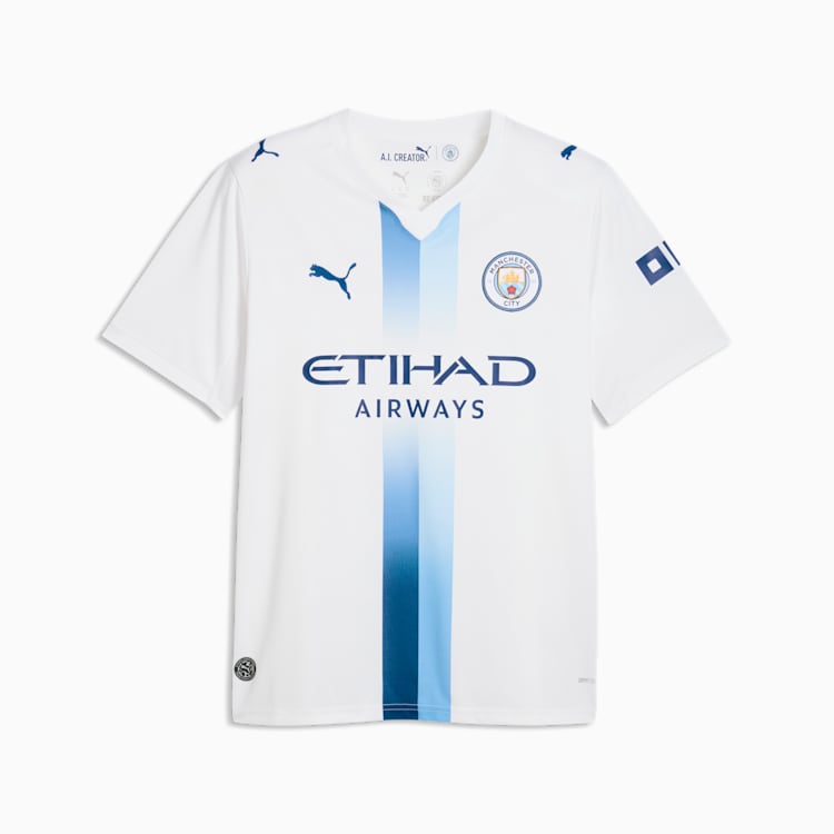 Puma Manchester City derde voetbalshirt 2026 2027 met clublogo en sponsor op model Kickoff Antwerpen