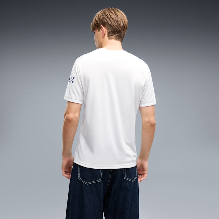 Puma Manchester City derde voetbalshirt 2026 2027 met clublogo en sponsor op model Kickoff Antwerpen