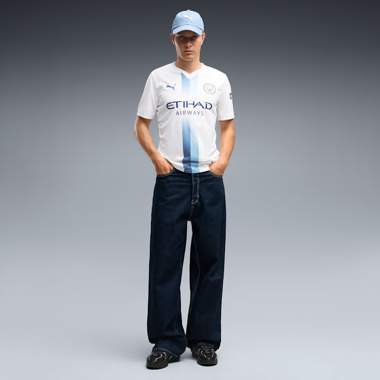 Puma Manchester City derde voetbalshirt 2026 2027 met clublogo en sponsor op model Kickoff Antwerpen