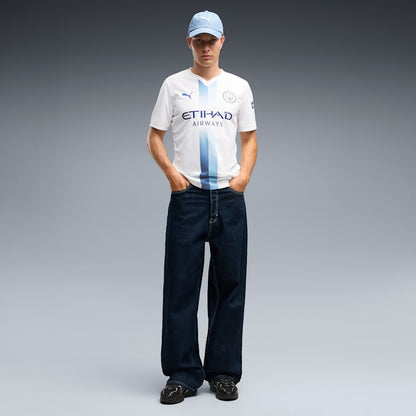 Puma Manchester City derde voetbalshirt 2026 2027 met clublogo en sponsor op model Kickoff Antwerpen