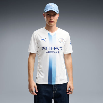 Puma Manchester City derde voetbalshirt 2026 2027 met clublogo en sponsor op model Kickoff Antwerpen