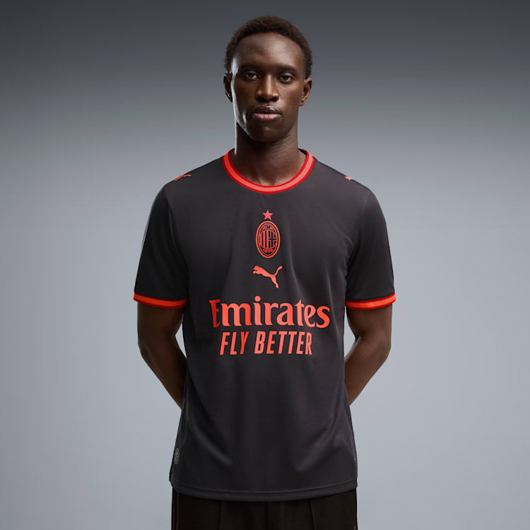 Puma AC Milan derdeshirt third kit 2026 2027 heren met officiële clubdetails op model Kickoff Antwerpen