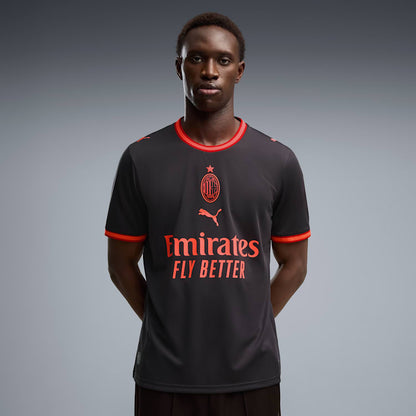 Puma AC Milan derdeshirt third kit 2026 2027 heren met officiële clubdetails op model Kickoff Antwerpen