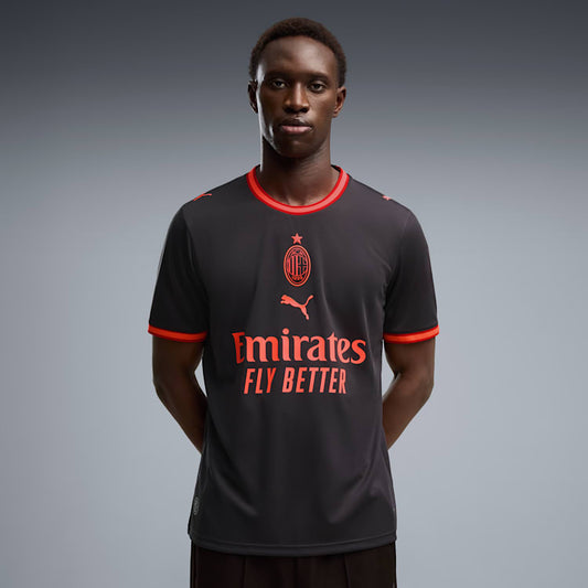 Puma AC Milan derdeshirt third kit 2026 2027 heren met officiële clubdetails op model Kickoff Antwerpen
