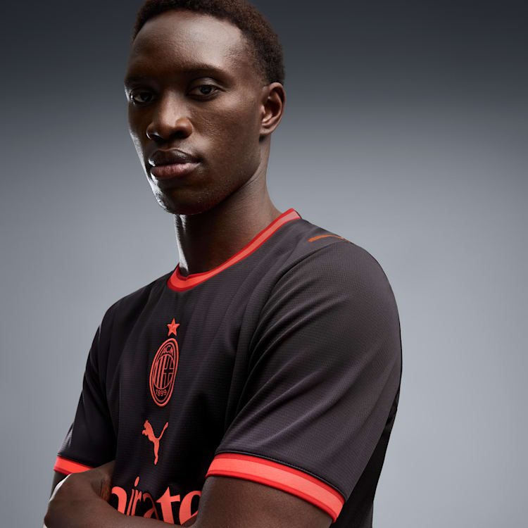 Puma AC Milan derdeshirt third kit 2026 2027 heren met officiële clubdetails op model Kickoff Antwerpen