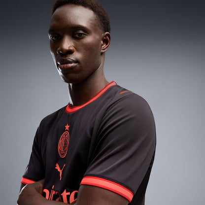 Puma AC Milan derdeshirt third kit 2026 2027 heren met officiële clubdetails op model Kickoff Antwerpen