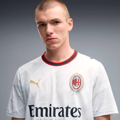 AC Milan uittenue voetbalshirt 2026 2027 heren met officiële clubdetails op model Kickoff Antwerpen