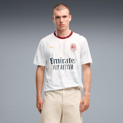 AC Milan uittenue voetbalshirt 2026 2027 heren met officiële clubdetails op model Kickoff Antwerpen