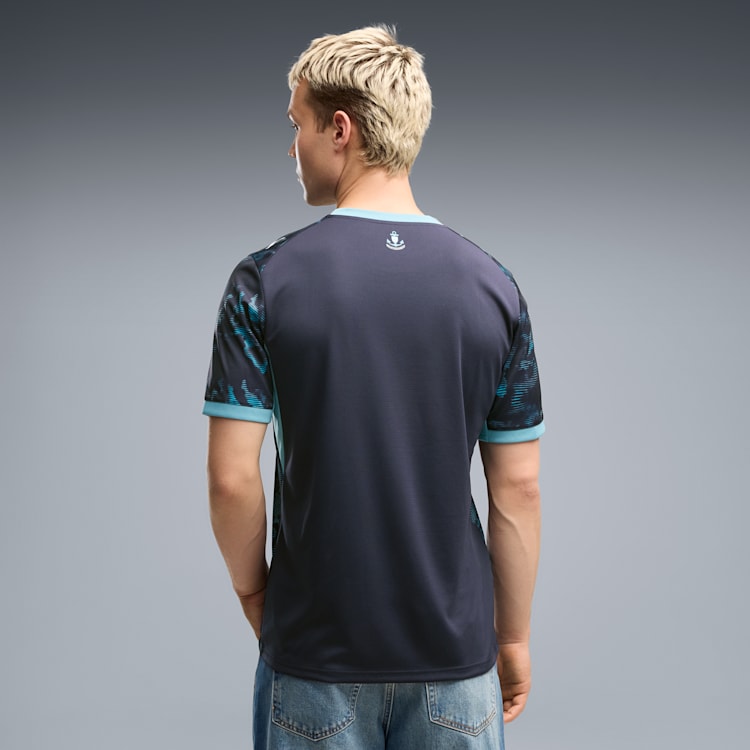 Puma Olympique Marseille uitvoetbalshirt 2026 2027 met officiële clubdetails op model Kickoff Antwerpen