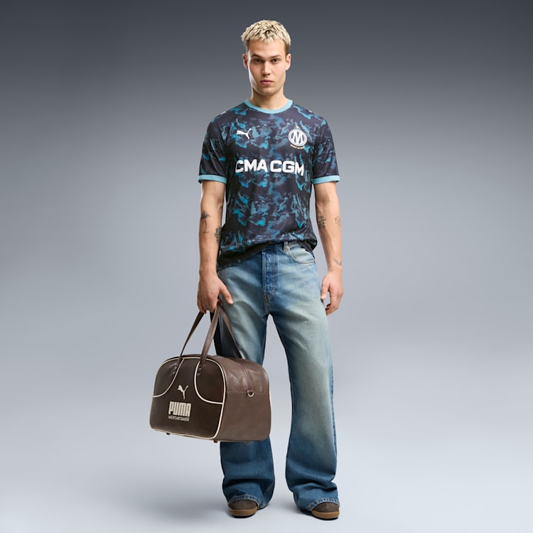 Puma Olympique Marseille uitvoetbalshirt 2026 2027 met officiële clubdetails op model Kickoff Antwerpen