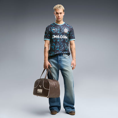 Puma Olympique Marseille uitvoetbalshirt 2026 2027 met officiële clubdetails op model Kickoff Antwerpen