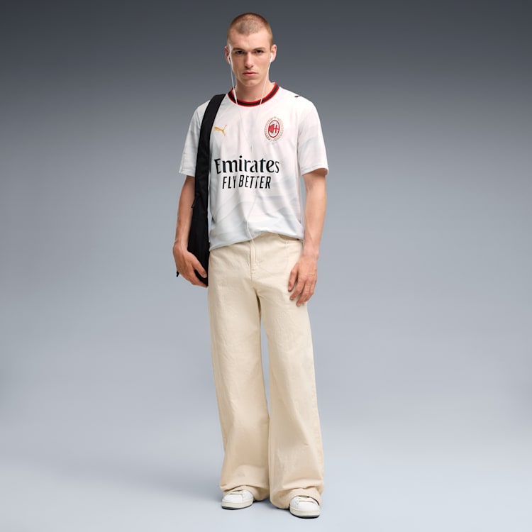AC Milan uittenue voetbalshirt 2026 2027 heren met officiële clubdetails op model Kickoff Antwerpen