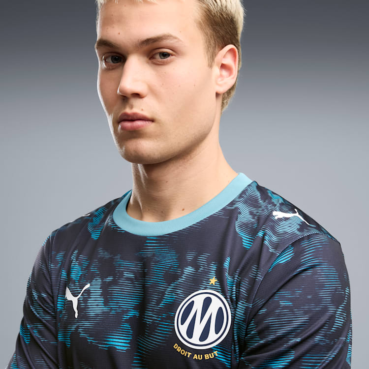 Puma Olympique Marseille uitvoetbalshirt 2026 2027 met officiële clubdetails op model Kickoff Antwerpen