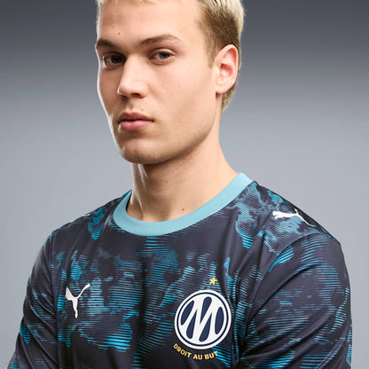 Puma Olympique Marseille uitvoetbalshirt 2026 2027 met officiële clubdetails op model Kickoff Antwerpen