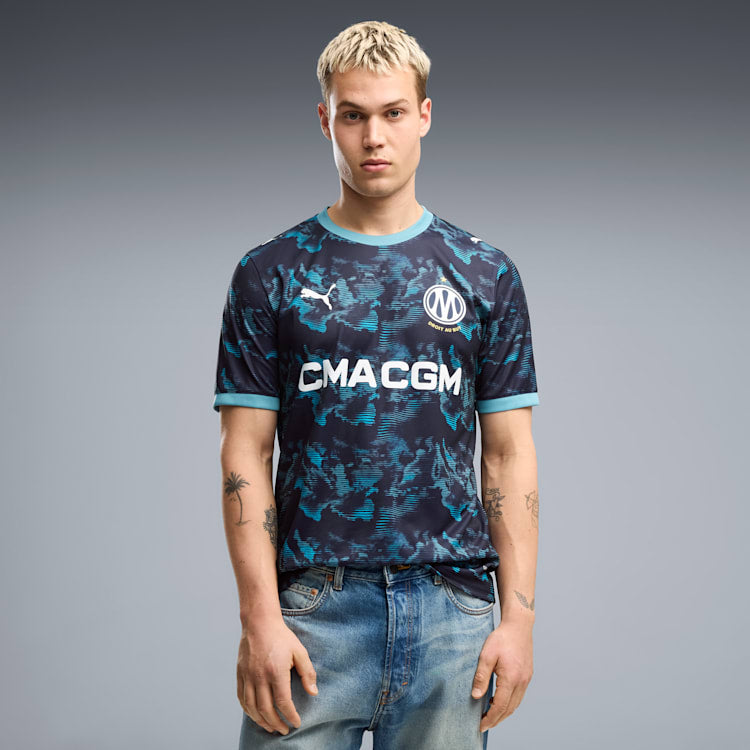 Puma Olympique Marseille uitvoetbalshirt 2026 2027 met officiële clubdetails op model Kickoff Antwerpen