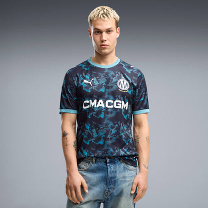 Puma Olympique Marseille uitvoetbalshirt 2026 2027 met officiële clubdetails op model Kickoff Antwerpen