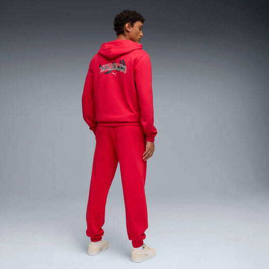Rood Puma FRMF Marokko FtblCulture Cotton Fansuit 2026-2028 met officieel Marokkaans bondsembleem, verkrijgbaar bij Kickoff Antwerpen dé voetbalshop van stad.