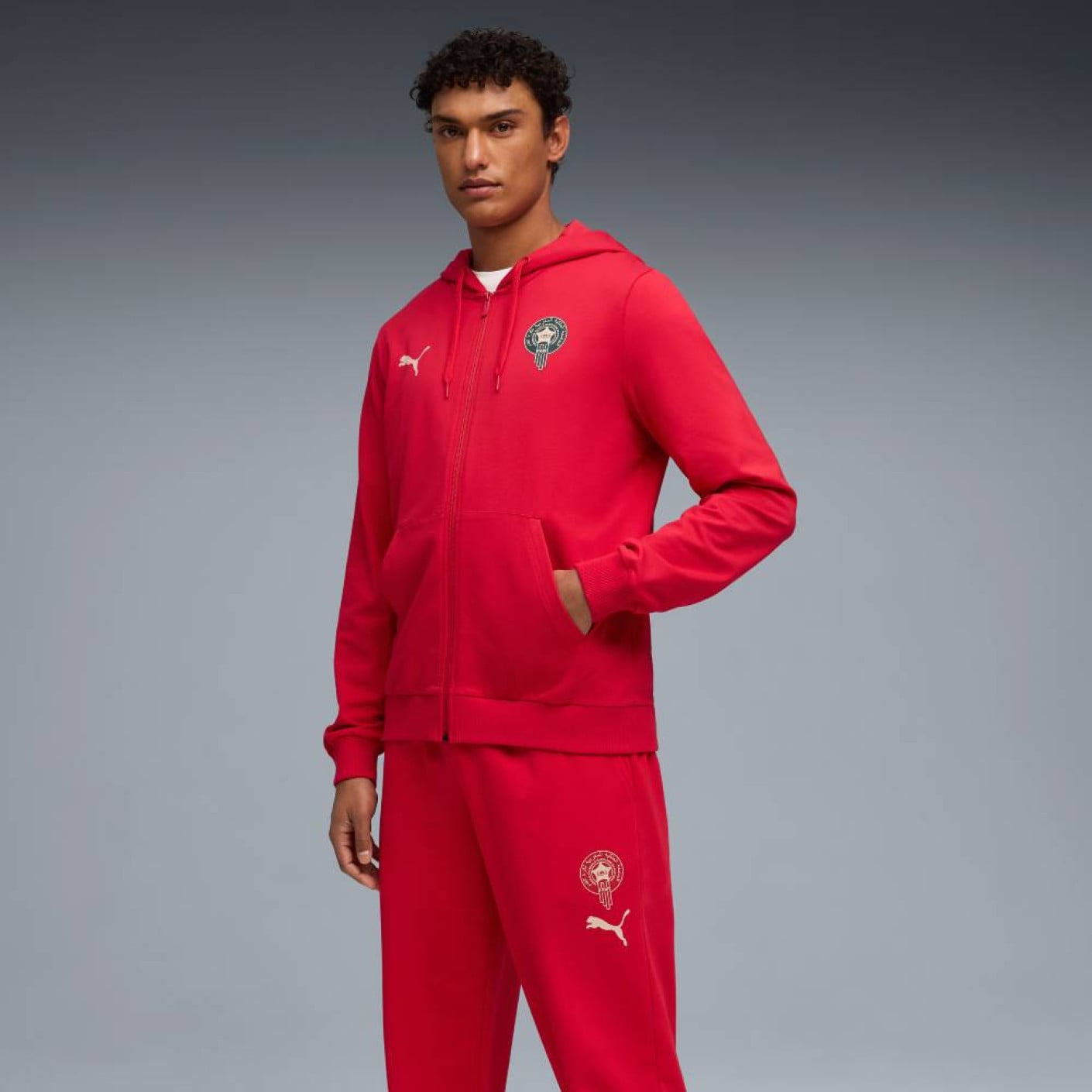 Rood Puma FRMF Marokko FtblCulture Cotton Fansuit 2026-2028 met officieel Marokkaans bondsembleem, verkrijgbaar bij Kickoff Antwerpen dé voetbalshop van stad.
