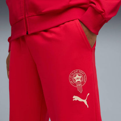 Rood Puma FRMF Marokko FtblCulture Cotton Fansuit 2026-2028 met officieel Marokkaans bondsembleem, verkrijgbaar bij Kickoff Antwerpen dé voetbalshop van stad.