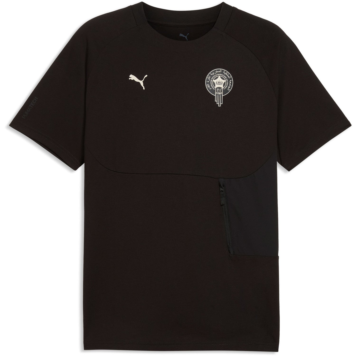 Volledig zwart Puma FRMF Marokko  pumatech Pocket Tee shirt 2026-2028 met borstzakje en bondsembleem, verkrijgbaar bij Kickoff Antwerpen dé voetbalshop van stad.