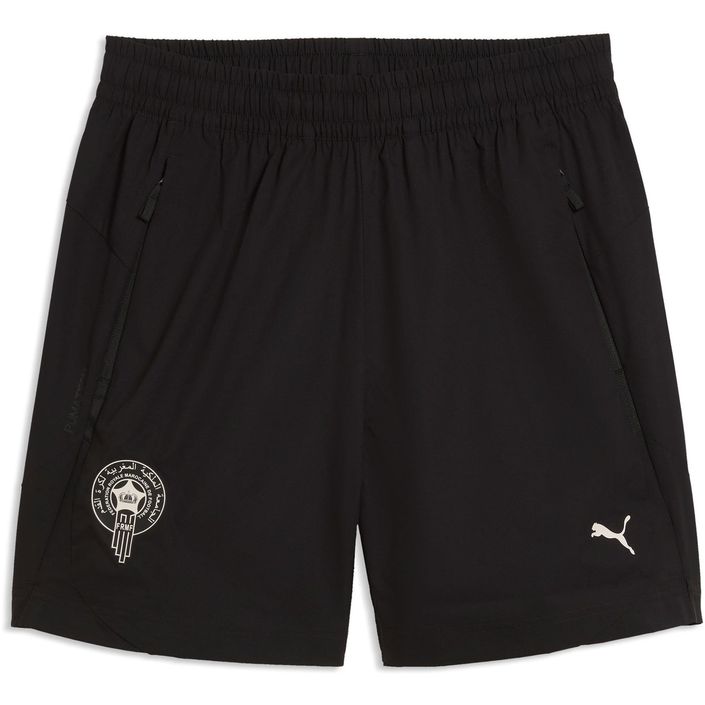 Volledig zwart Puma FRMF Marokko Pumatech woven relaxed woven short 2026-2028 met zak en bondsembleem, verkrijgbaar bij Kickoff Antwerpen dé voetbalshop van stad.