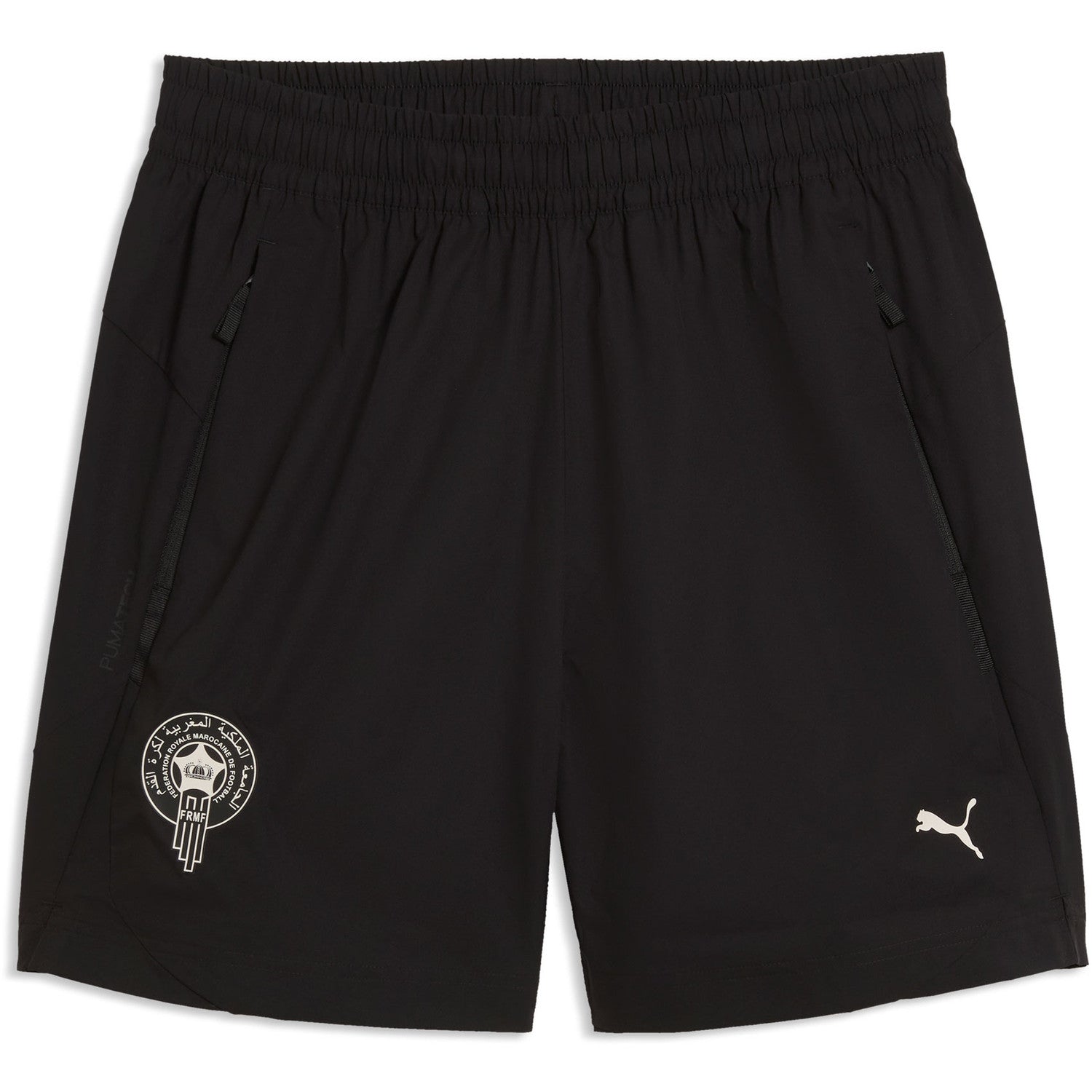 Volledig zwart Puma FRMF Marokko Pumatech woven relaxed woven short 2026-2028 met zak en bondsembleem, verkrijgbaar bij Kickoff Antwerpen dé voetbalshop van stad.