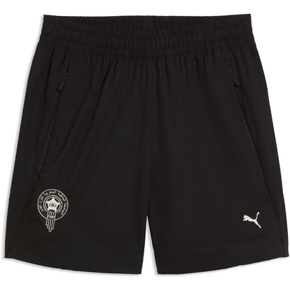 Volledig zwart Puma FRMF Marokko Pumatech woven relaxed woven short 2026-2028 met zak en bondsembleem, verkrijgbaar bij Kickoff Antwerpen dé voetbalshop van stad.