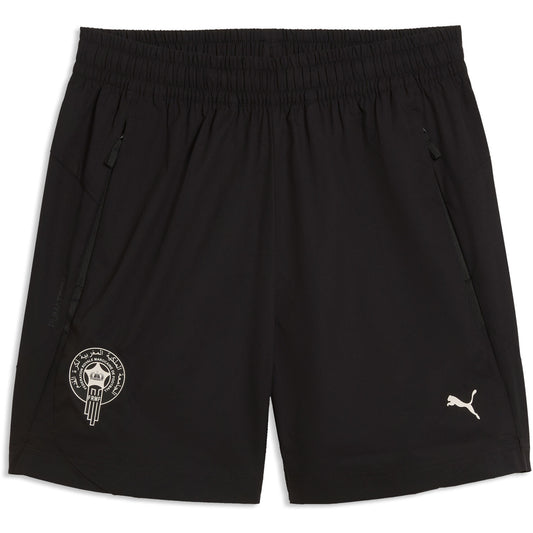 Volledig zwart Puma FRMF Marokko Pumatech woven relaxed woven short 2026-2028 met zak en bondsembleem, verkrijgbaar bij Kickoff Antwerpen dé voetbalshop van stad.